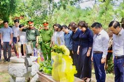 Đoàn đại biểu Quốc hội tri ân Anh hùng liệt sĩ tại các địa chỉ đỏ ở miền Trung