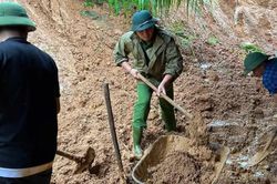 Điện Biên: Công an xã hỗ trợ người dân ứng phó mưa lũ, sạt lở đất