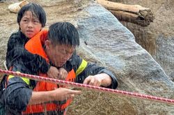 Ngược dòng lũ dữ, lực lượng Công an bám trụ cứu dân