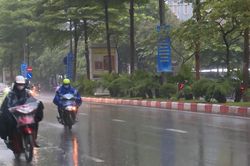 Thời tiết 18/7: Hà Nội mưa rải rác, trời oi bức