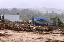 Lai Ch&acirc;u c&ocirc;ng bố khẩn cấp về thi&ecirc;n tai ở Mường Than, mưa lũ l&agrave;m t&ecirc; liệt giao th&ocirc;ng, v&ugrave;i lấp nhiều nh&agrave; cửa