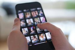 Apple và Google bị yêu cầu xóa ứng dụng AI 'lột đồ' khỏi kho ứng dụng