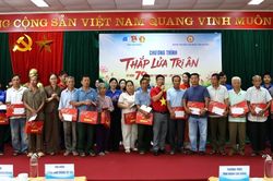 Chương trình 'Thắp lửa tri ân' trao 79 suất quà cho người có công tại xã Trường Hà