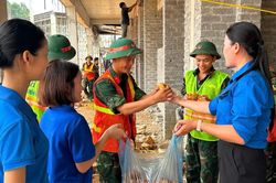 Chủ tịch UBND tỉnh Lê Hải Hòa biểu dương mô hình huy động sức mạnh toàn dân hỗ trợ thi công trường nội trú liên cấp tại Phục Hòa