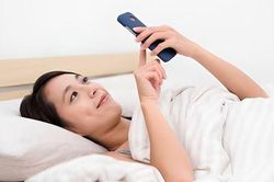 Vừa thức dậy đ&atilde; cầm điện thoại, chuy&ecirc;n gia cảnh b&aacute;o 5 t&aacute;c hại kh&ocirc;n lường