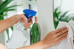 Lau gương mãi vẫn đầy vệt mờ? Có thể bạn đang mắc 7 sai lầm này