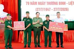L&atilde;nh đạo Bộ C&ocirc;ng an thăm, tặng qu&agrave;, tri &acirc;n người c&oacute; c&ocirc;ng tại c&aacute;c địa phương