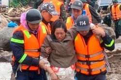 Lực lượng Công an ngược dòng lũ dữ, bám trụ cứu dân trong hiểm nguy
