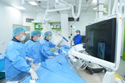 Hạnh phúc của người mẹ có con trai 7 tuổi được 'sửa tim' tại quê nhà