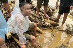 Vừa được cứu khỏi dòng lũ, người đàn ông thất thần tìm vợ và con mất tích