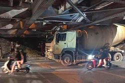 Xe trộn bê tông mắc kẹt dưới gầm cầu Long Biên