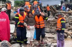 Lai Ch&acirc;u: 3 x&atilde; bị c&ocirc; lập do mưa lũ, đường huyết mạch t&ecirc; liệt