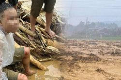 Người đàn ông mất vợ con kể khoảnh khắc cả nhà ôm nhau trước khi bị lũ cuốn trôi