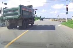 Xe đầu kéo lao qua đèn đỏ như chốn không người, tài xế bị phạt 20 triệu đồng
