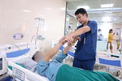 Đau đầu tự mua thuốc uống, người đàn ông nhập viện vì xuất huyết não