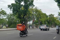 Hà Nội ngày nắng, chiều tối có mưa rào