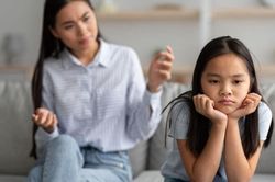 Khi con trưởng thành, nhiều cha mẹ mới nhận ra mình đã sai ở 4 điều