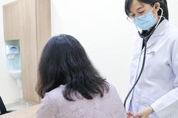 Ho kéo dài suốt 3 tuần, người phụ nữ 69 tuổi đi khám bất ngờ phát hiện mắc ung thư hạch