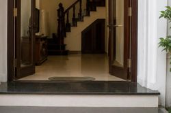 Bậc thềm nhà có 2 cấp theo phong thủy ảnh hưởng ra sao đến tài lộc và vận khí gia đình?