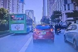 Hà Nội: Va chạm với xe buýt BRT trên đường Lê Văn Lương, người phụ nữ đi xe máy tử vong tại chỗ