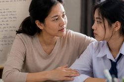 Chủ đề khiến hội phụ huynh Việt tranh cãi gắt nhất lúc này: Cha mẹ 'ghi nợ' là để con cái tự lập hay quá lạnh lùng?