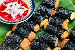 Vài bước đơn giản biến tấu ức gà thành món chả cuốn rong biển thơm nức, vừa ngon vừa đủ chất