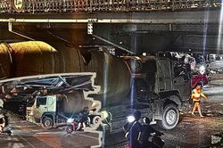 H&agrave; Nội: Xe trộn b&ecirc; t&ocirc;ng va chạm, mắc kẹt dưới gầm cầu Long Bi&ecirc;n