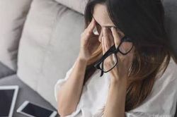 Nhức mỏi mắt có đáng lo, cần làm gì?