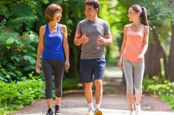 Đi bộ vào giờ nào giúp người đái tháo đường kiểm soát đường huyết và giữ vóc dáng?