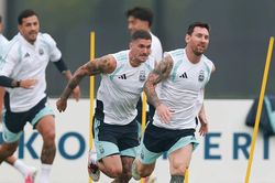 Messi cùng Argentina 'luyện công' dưới mưa, Tây Ban Nha hủy tập trước chung kết World Cup