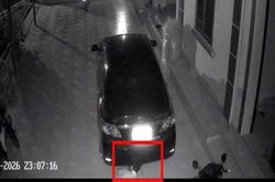 Nửa đêm phóng hỏa đốt xe ô tô của hàng xóm