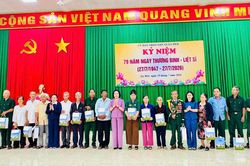 Ph&oacute; Chủ tịch Quốc hội Nguyễn Thị Thanh tri &acirc;n người c&oacute; c&ocirc;ng tại Đắk Lắk