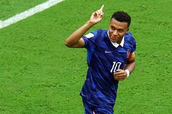 Pháp 2-4 Anh: Mbappe vượt Messi