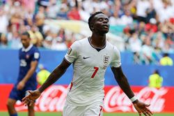 Pháp 4-5 Anh: Saka lập hat-trick