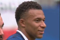Nụ cười của Mbappe khi Pháp thua 4 bàn