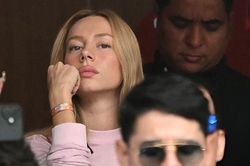 Bạn gái Mbappe gây sốt trên khán đài VIP