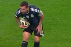 Khoảnh khắc tính toán của Messi trước khi đá phạt gây sốt