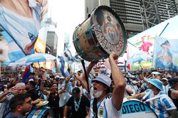 CĐV Argentina phủ kín đường phố trước chung kết World Cup 2026