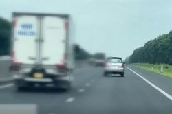 Đi cao tốc bám làn trái, tài xế xe tải bị phạt tiền triệu