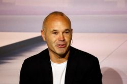 Iniesta: 'Quá khó để vô hiệu hóa Messi'