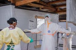 Châu Phi tăng cường ngăn chặn dịch Ebola