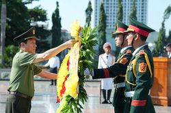 Bộ trưởng Lương Tam Quang d&acirc;ng hương tri &acirc;n c&aacute;c Anh h&ugrave;ng liệt sĩ, thăm, tặng qu&agrave; c&aacute;c gia đ&igrave;nh ch&iacute;nh s&aacute;ch v&agrave; người c&oacute; c&ocirc;ng tại tỉnh Gia Lai