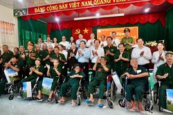 Chủ tịch Quốc hội Trần Thanh Mẫn tri &acirc;n người c&oacute; c&ocirc;ng với c&aacute;ch mạng tại TP.HCM