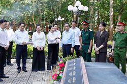 Chủ tịch Quốc hội Trần Thanh Mẫn dâng hương tại Nghĩa trang Liệt sĩ Long Điền Đất Đỏ