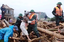 Quyết liệt bảo vệ tính mạng, tài sản của nhân dân giữa dòng lũ