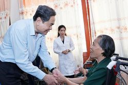 [Ảnh] Chủ tịch Quốc hội Trần Thanh Mẫn tặng quà thương binh tại Thành phố Hồ Chí Minh