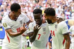 Saka tự hào gia nhập nhóm huyền thoại ghi hat-trick của tuyển Anh tại World Cup