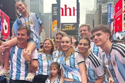[Ảnh] Chung kết World Cup 2026: Cổ động viên Argentina biến New York thành sàn diễn Tango