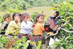 Mở rộng chính sách ưu tiên, hỗ trợ người học dân tộc thiểu số rất ít người