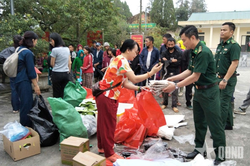 Đồn Biên phòng Cửa khẩu Săm Pun kết nối trao tặng quà tri ân gia đình chính sách